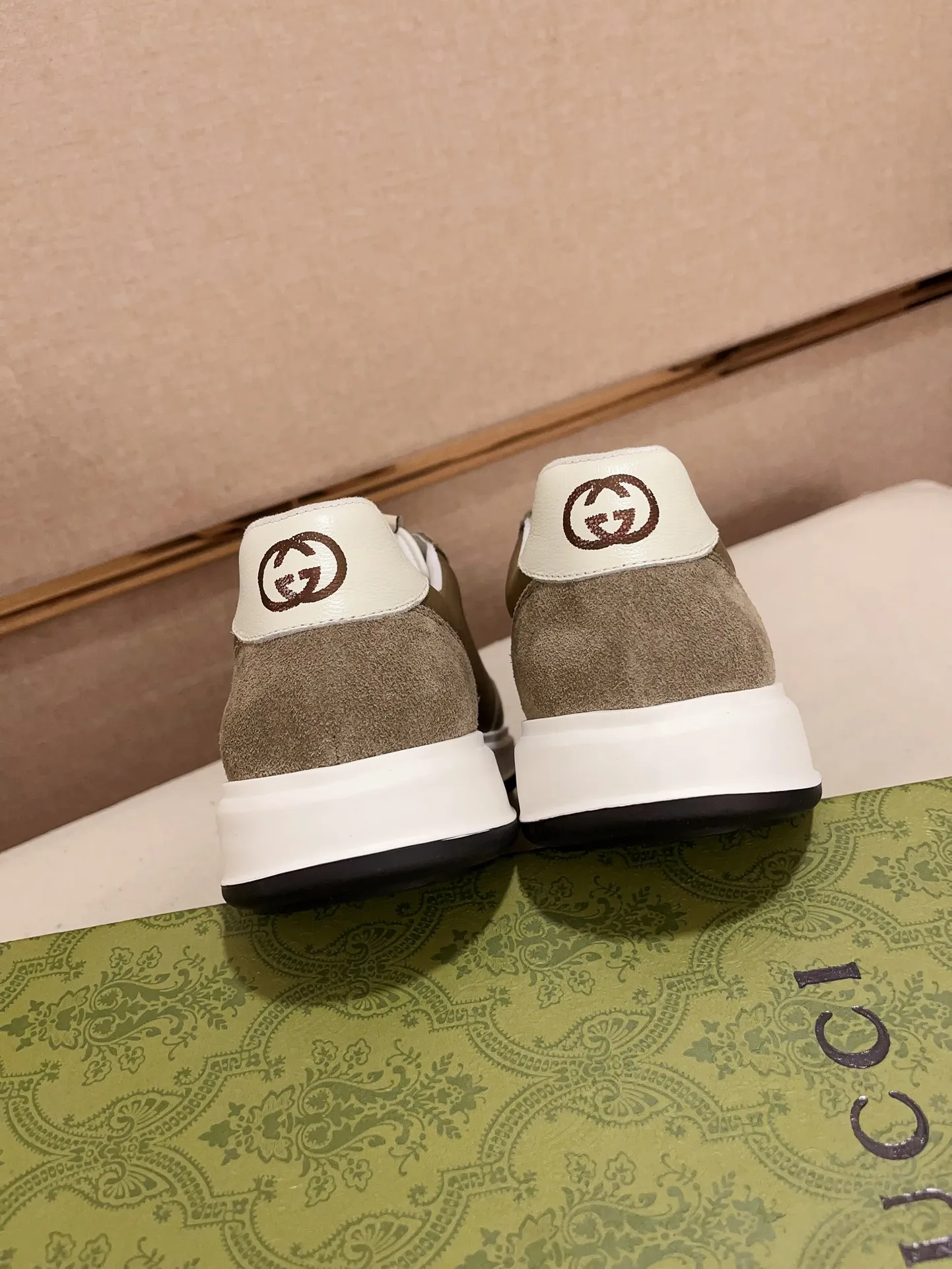 Men's shoes 💰 462 💰 High-quality new GUCCI counters are launched simultaneously. The new men's shoes, 😘fabrics are selected from imported cowhide, and the lining is sheepskin lining. 👍🏿 High-end ☄️ air-cushion molded anti-slip rubber outsole, exquisite lines, simple and elegant, comfortable and high-end for leisure travel. Code number: 38 to 44 (45 can be customized and cannot be returned or exchanged)